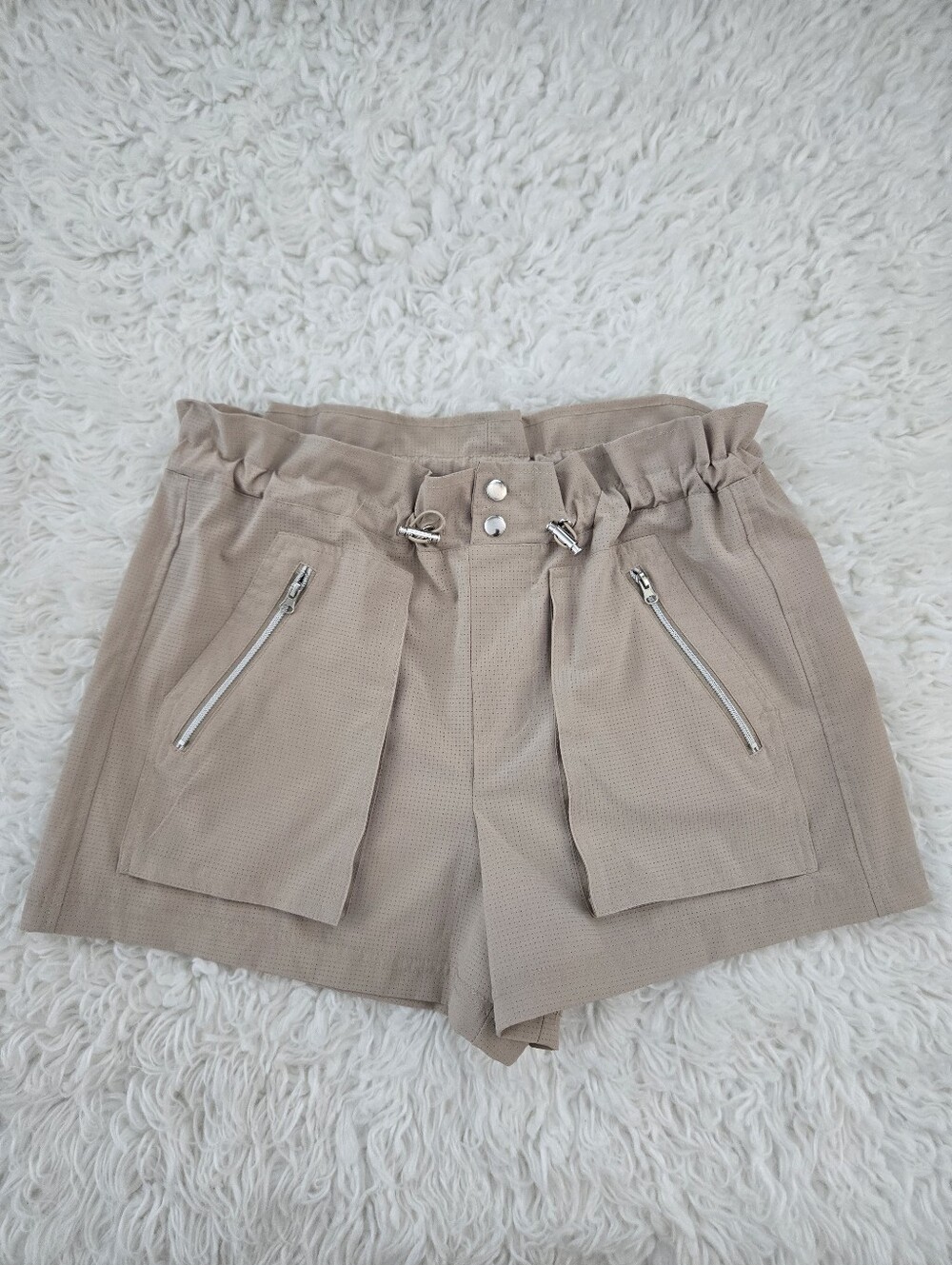 Te Verde paperbag High Waist Beige utility cargo shorts. Size small